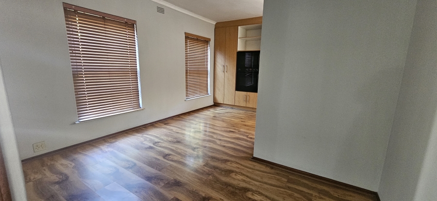 To Let 4 Bedroom Property for Rent in Lemoenkloof Western Cape